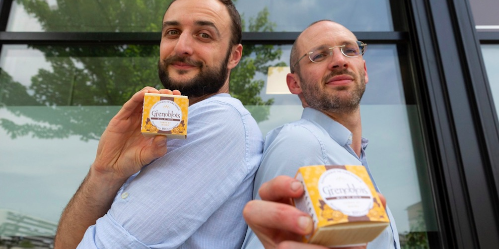 Les deux cofondateurs, Franck Paillaret et Frédéric Mie, ont fait le choix de proposer des savons bio et biodégradables, liquides et solides, avec plusieurs gammes de savons dont un produit à l'huile de noix et au miel.