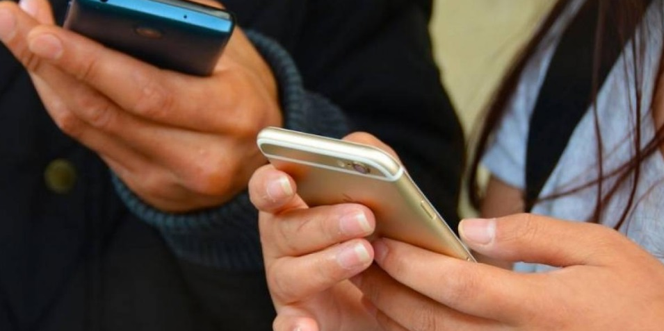 Ce dispositif permettra de suivre à la trace "les citoyens qui sont en contact avec des patients contaminés sur la base d'informations fournies par les opérateurs téléphoniques sur la géolocalisation d'un téléphone portable", a précisé le ministère russe des Communications dans un communiqué.