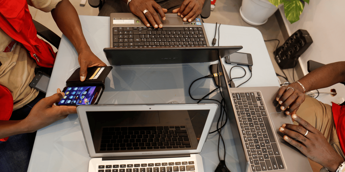 TIC PC Ordinateur laptop technologie smartphone internet jeunes startups informatique électronique général travail coworking