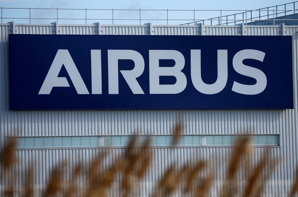 Photo d'archives du logo d'airbus visible sur le site d'airbus a montoir-de-bretagne pres de saint-nazaire