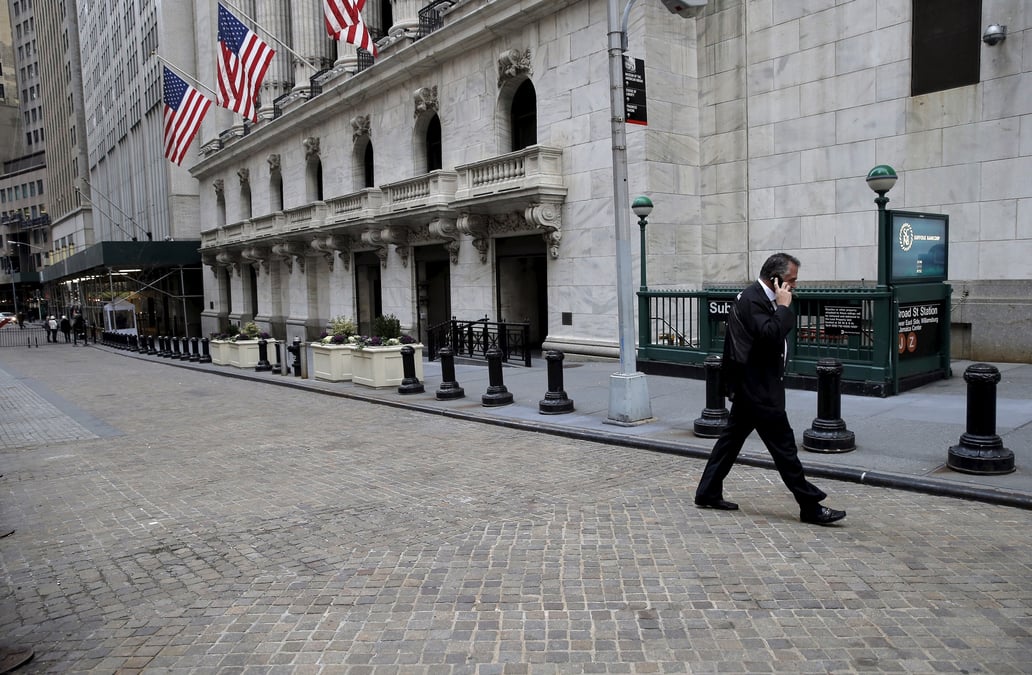 Un trader parle au telephone a l'exterieur de la bourse de new york