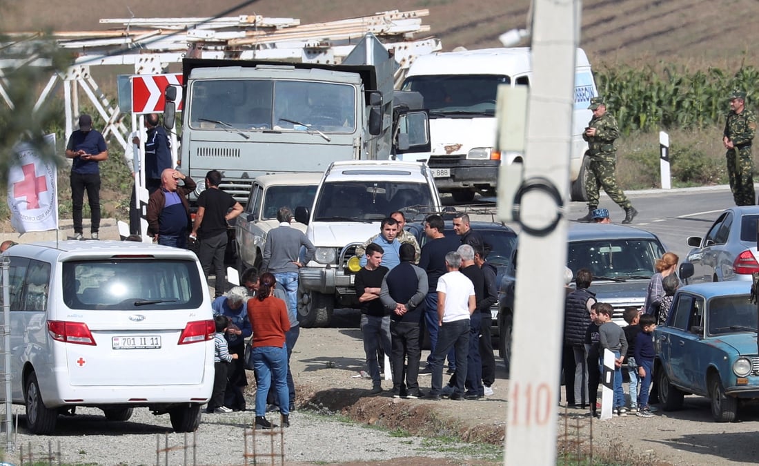 Des refugies de la region du haut-karabakh arrivent a un poste de controle armenien a kornidzor