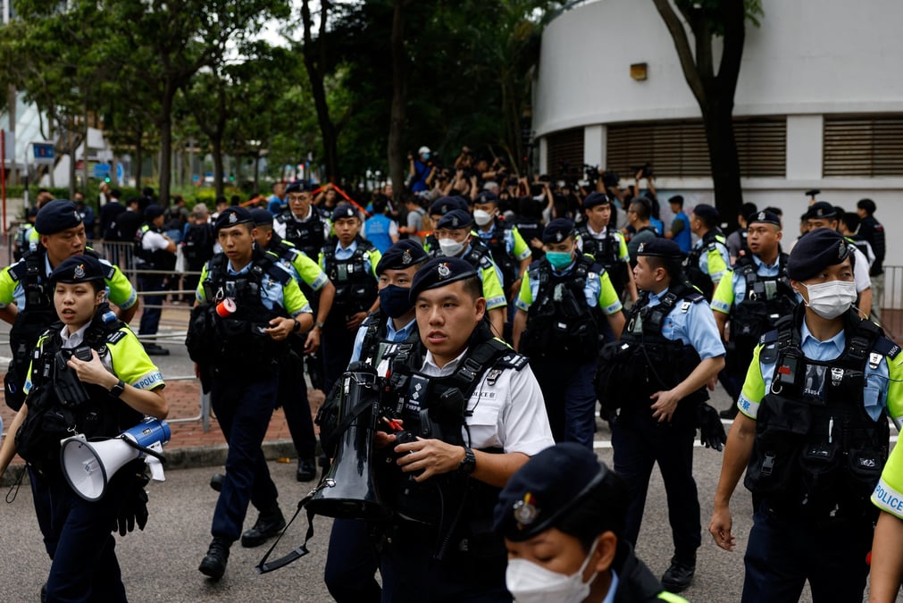La police monte la garde devant le tribunal de premiere instance de west kowloon, a hong kong