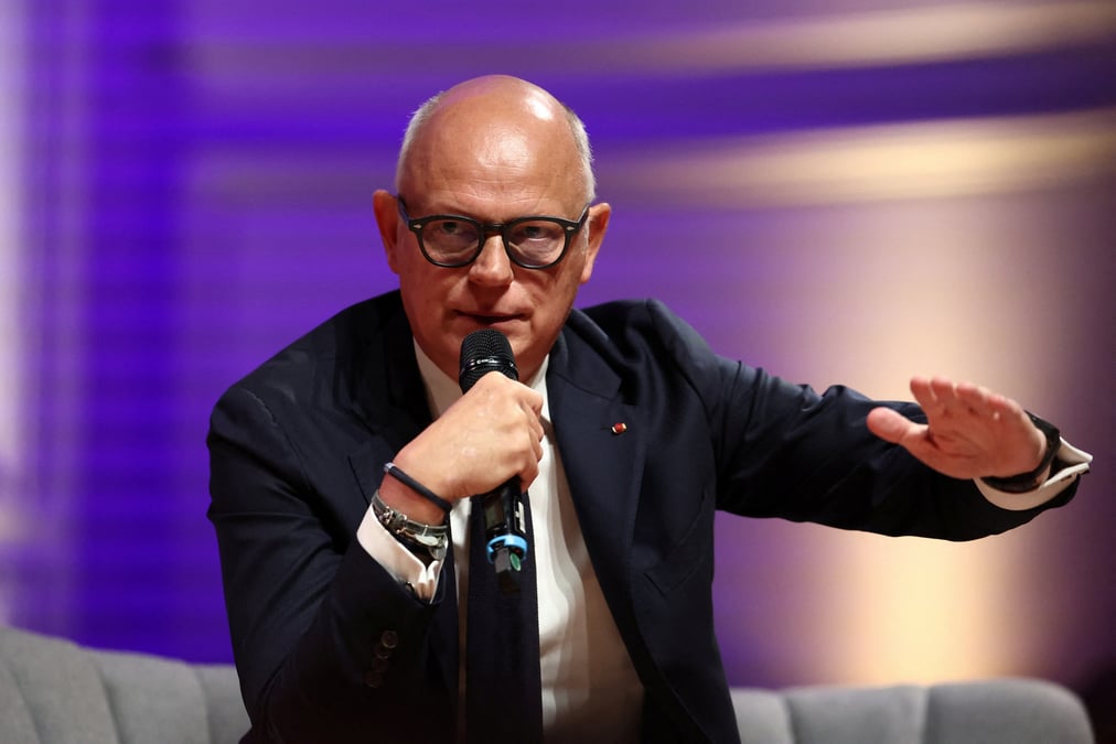 Edouard philipe s'exprime au siege du medef