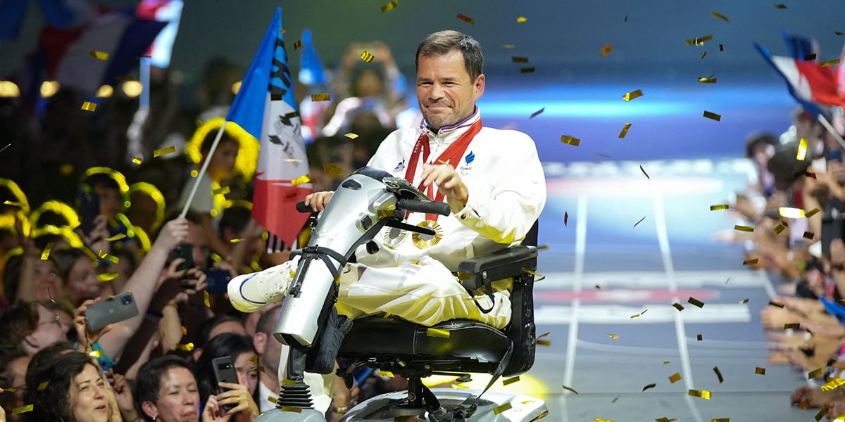 Tanguy de La Forest célèbre ses médailles en para tir au Club France de Paris 2024, le 7 septembre.