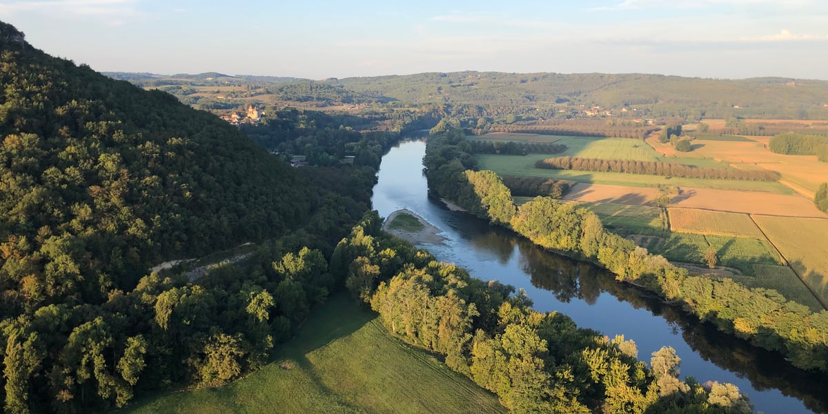 Une étude prévoit de réalimenter le fleuve Charente grâce à l'eau du fleuve Dordogne, photographié ici sur les hauteurs de Beynac.