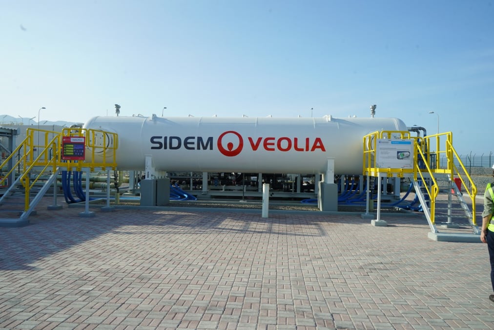 Dans la station de dessalement de Sur, en Oman, Veolia teste en conditions réelles le « barrel », une toute nouvelle technologie censée réduire les risques de dysfonctionnement des membranes ainsi que leur empreinte au sol.