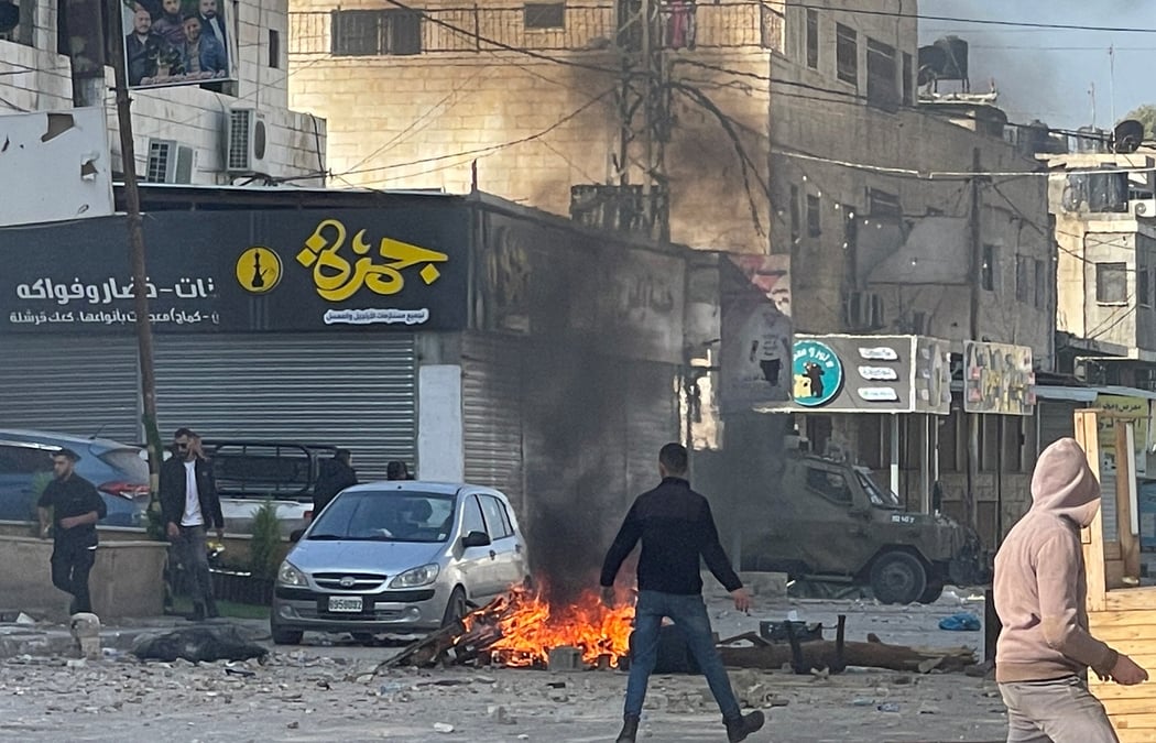 Des hommes palestiniens se rassemblent lors d'affrontements avec les troupes israeliennes dans la ville de djenine en cisjordanie occupee par israel