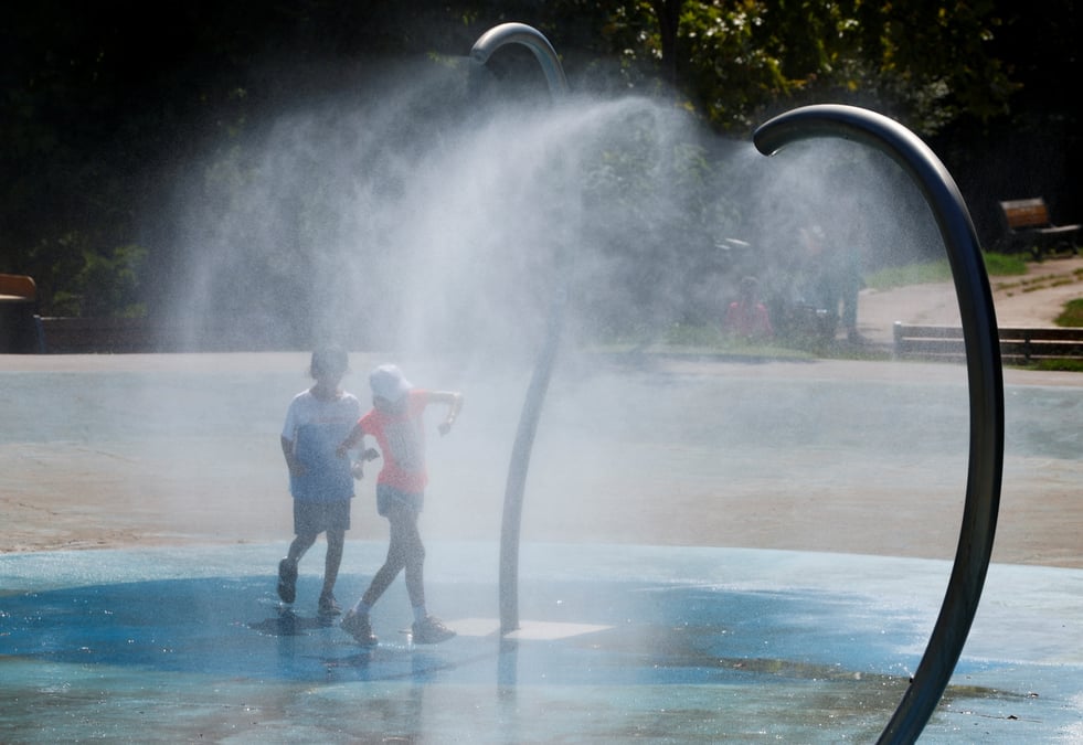Des enfants se rafraichissent dans une fontaine publique a nice, en france