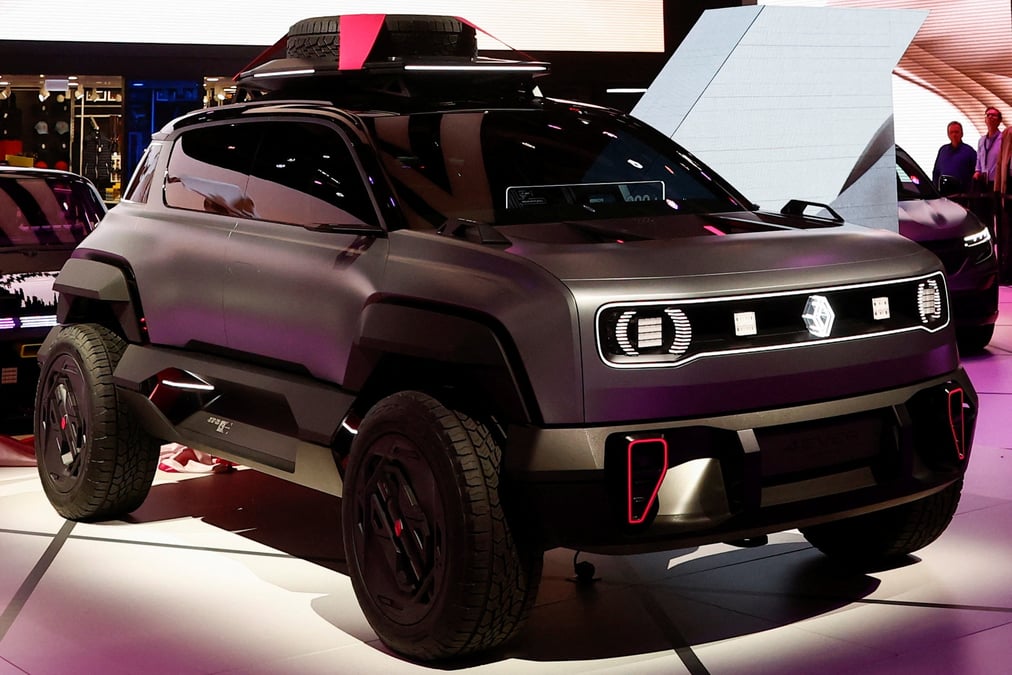 La voiture electrique renault 4 presentee au salon de l'automobile