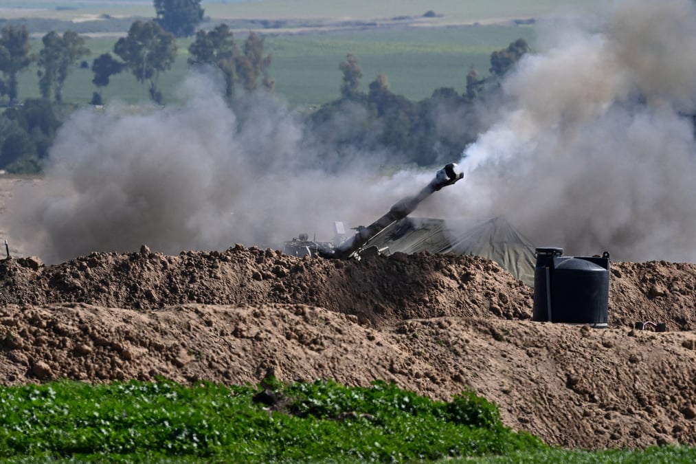 Une unite d'artillerie tire en direction de gaza