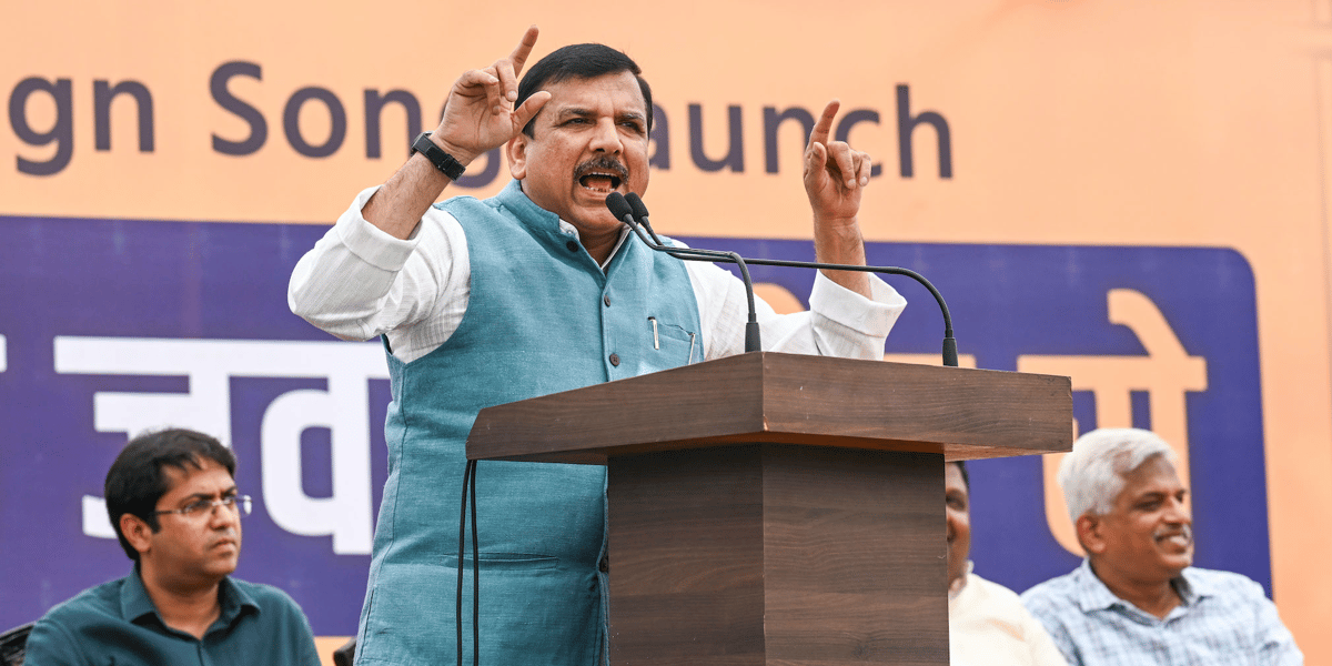 Sanjay Singh, membre du parti APP, figure de l'opposition, libéré sous caution, appelle à lutter contre « la dictature du BJP » lors d'un meeting le 25 avril à New Delhi.