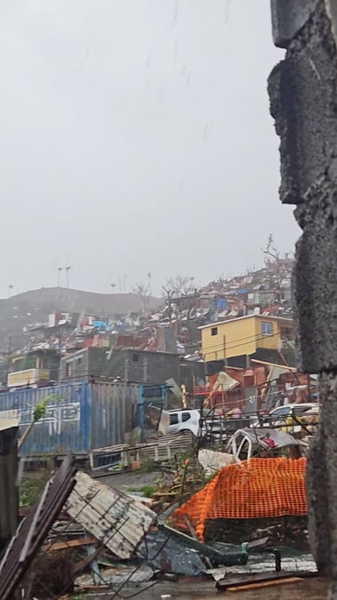 Vue des degats causes par le cyclone chido, a kaweni