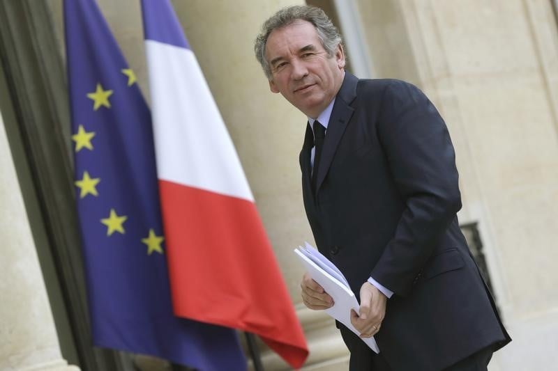 François Bayrou estime qu'Hollande ne tiendra pas jusqu'en 2017