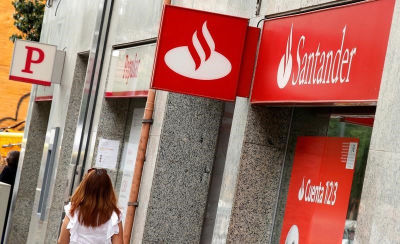 Santander attend lundi les offres sur des actifs de popular