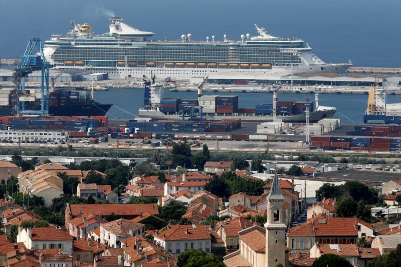 Marseille, port, paquebot, croisière, croisiéristes, tourisme, touristes, armateur, autorités portuaires, quartiers nord, pollution atmosphérique, fioul lourd,
