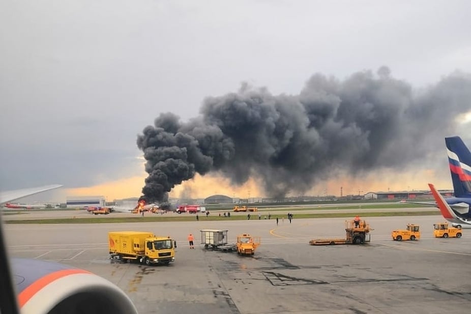 Un avion en feu a l'aeroport de moscou, 41 morts