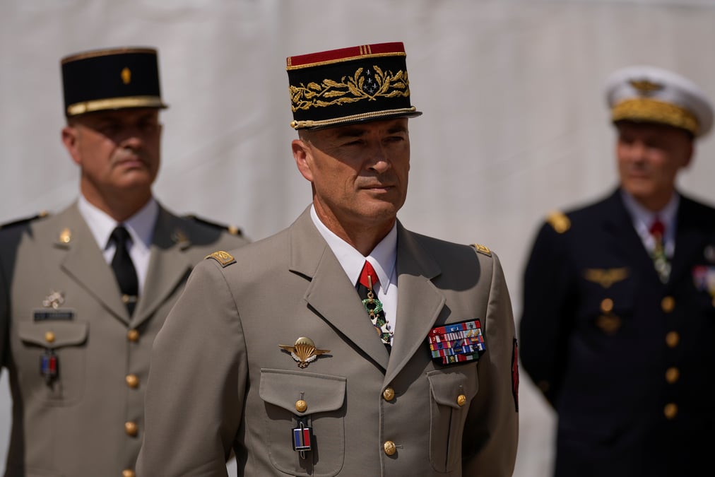 Le general burkhard remplace le general lecointre comme chef d'etat-major