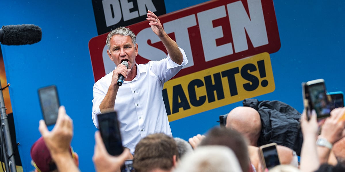 Björn Höcke avec en fond le slogan « Der Osten machts ! » (« l’Est le fait! »), lors d’un meeting à Apolda (Thuringe), le 18 août