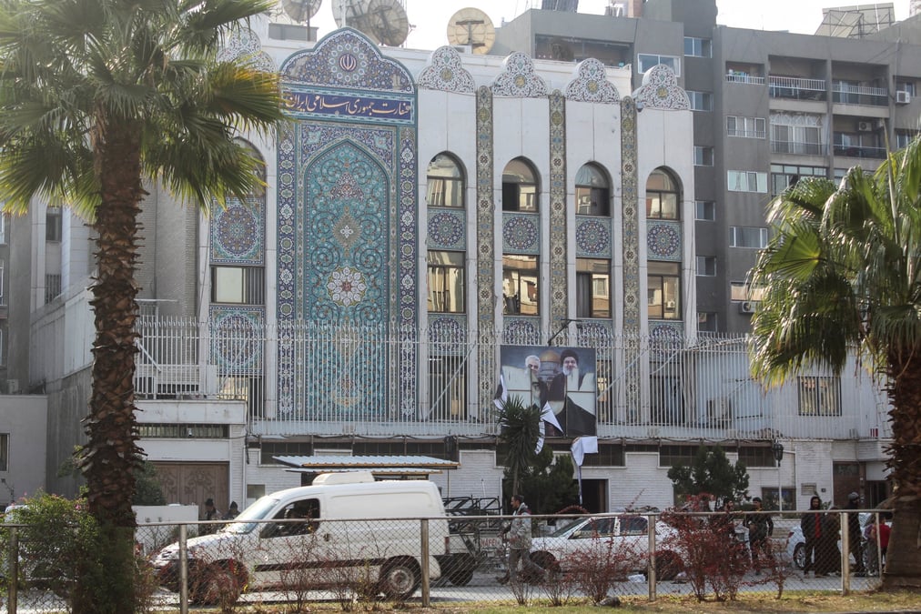 Des combattants rebelles se tiennent pres de l'ambassade d'iran a damas, en syrie