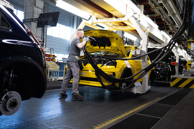 Une ligne de production de la Renault 5 électrique à Douai.