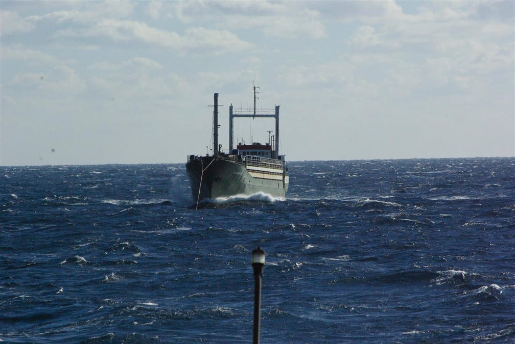 L'italie porte secours a un cargo de migrants a la derive