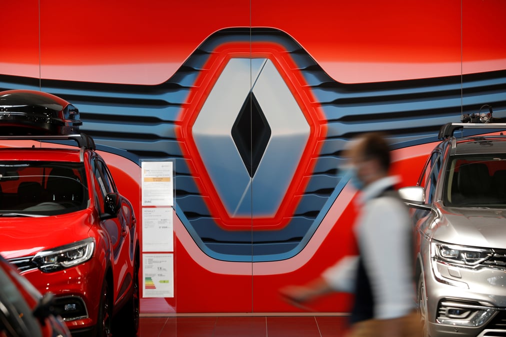 Renault rejoint total et psa sur les batteries electriques, dit macron