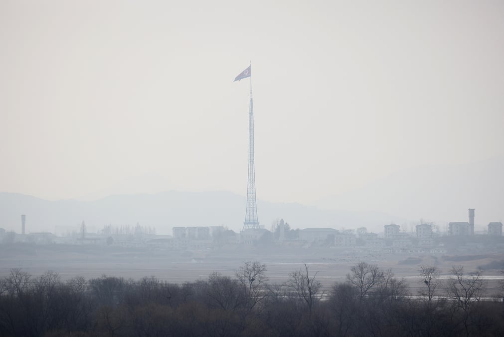 Un drapeau nord-coreen flotte a gijungdong en coree du nord, sur cette photo prise pres du village de treve de panmunjom a l'interieur de la zone demilitarisee (dmz) separant les deux corees, en coree du sud