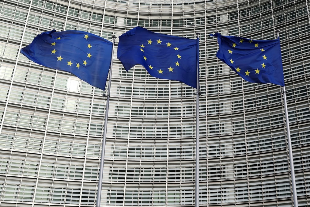 Des drapeaux de l'union europeenne devant la commission europeenne a bruxelles