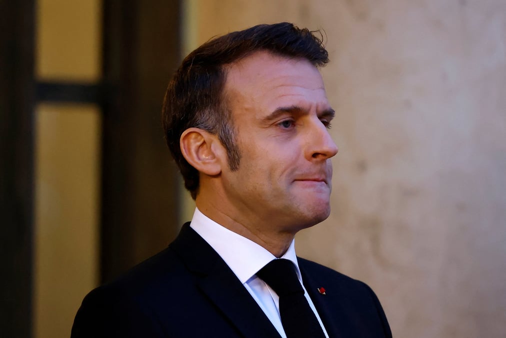 Emmanuel Macron est pressé par son propre camp à trouver dans l'urgence un Premier ministre.