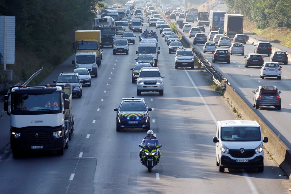 Un convoi de police et d'autres vehicules sur une autoroute pres de paris, france