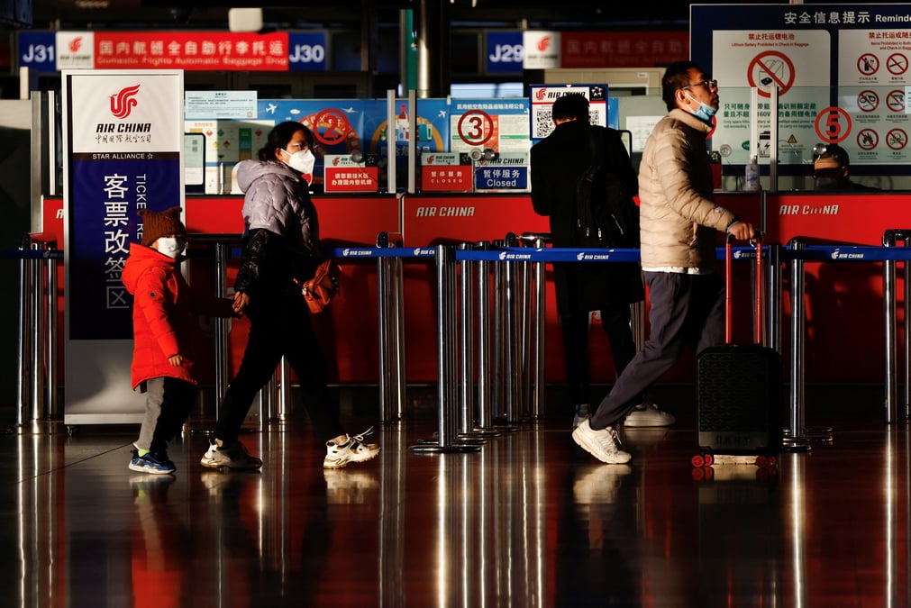 Des voyageurs dans le hall d'un terminal de l'aeroport international de pekin