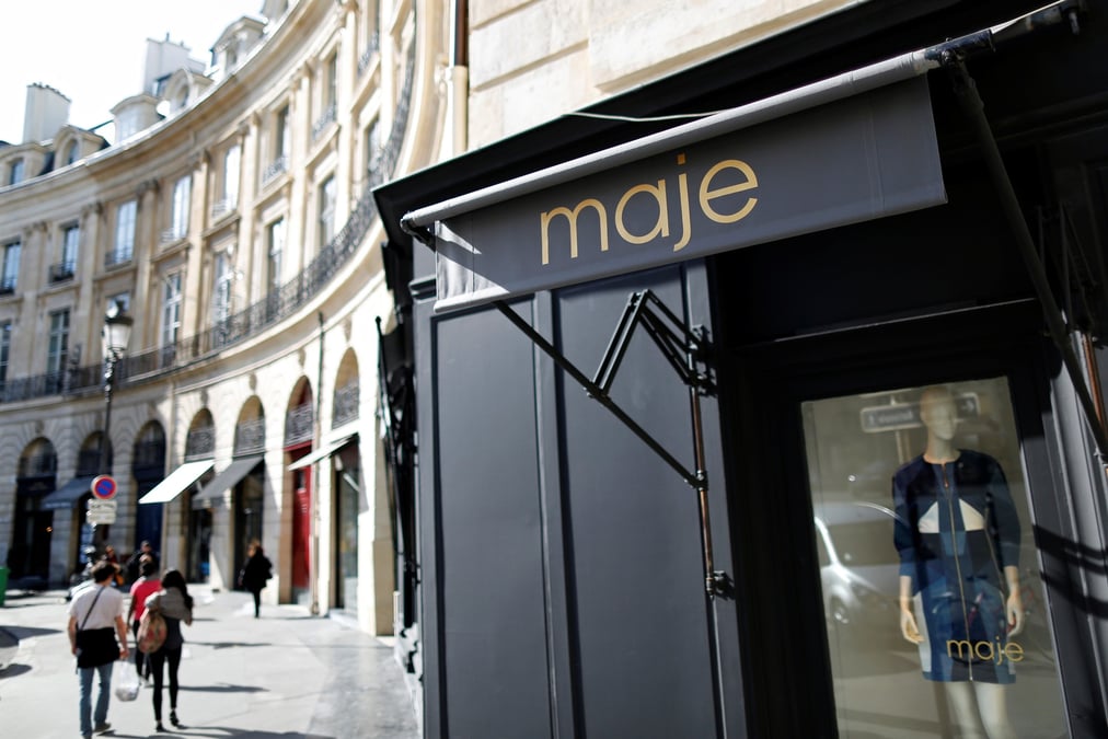 Le logo de la marque de pret-a-porter maje est visible sur la devanture d'une boutique de mode a paris