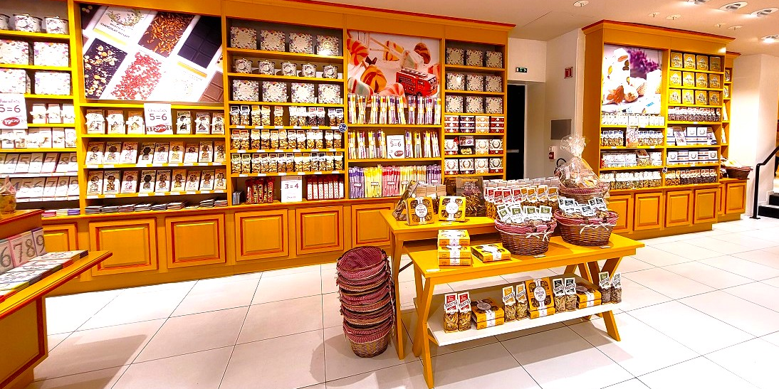 La Cure Gourmande a ouvert, en 2023, un magasin de 200 m2 dans une rue commerçante de Montpellier.