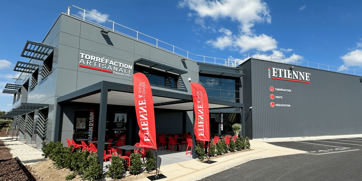 Le torréfacteur Etienne Coffee & Shop vient d’investir 4 millions d’euros dans un nouveau complexe à Bessan (Hérault), qui lui permettra de produire 200 tonnes de café et 30 tonnes de thé d'ici trois ans.
