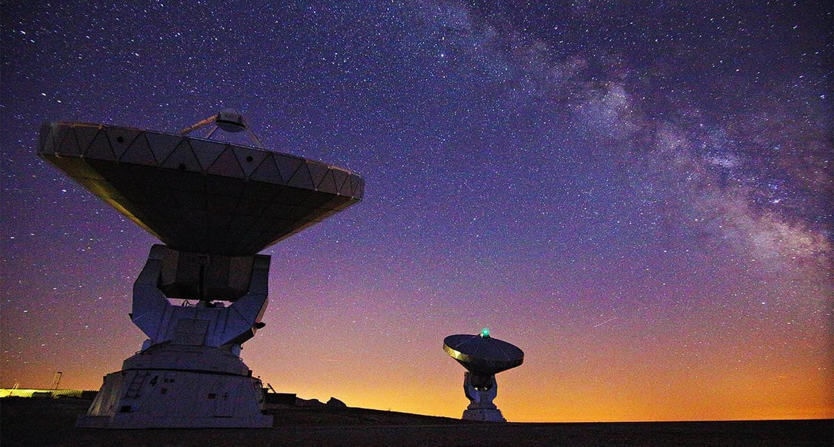 Deux des antennes de l’Institut de radioastronomie millimétrique scrutent le cosmos depuis le plateau de Bure, dans le massif du Dévoluy (Hautes-Alpes). Cette photo fait partie de l’exposition itinérante « Ailleurs… en France », réalisée avec Gîtes de France pour ses 70 ans.