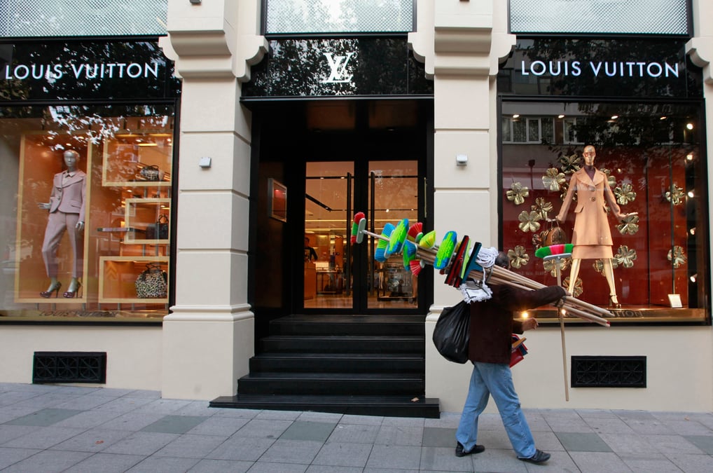 Un vendeur de rue devant une boutique LVMH, le 20 novembre 2012 à Istanbul, Turquie.