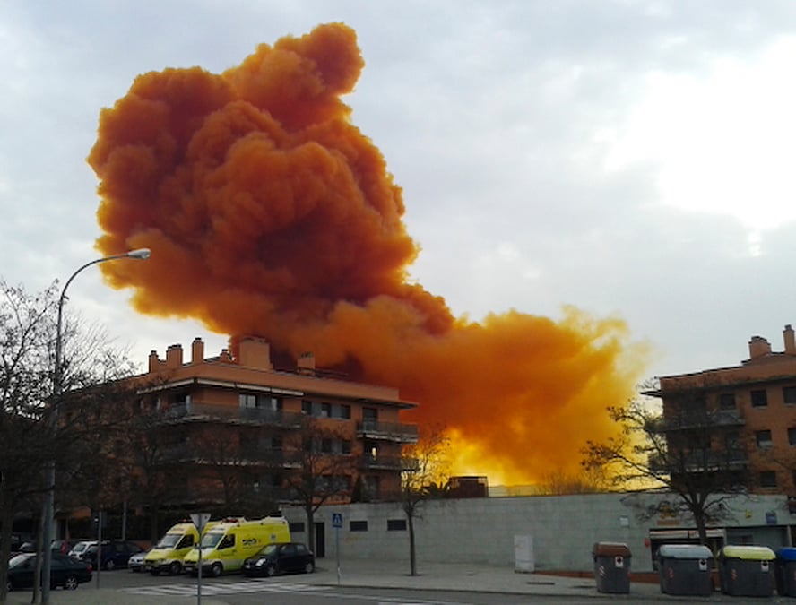 Un nuage toxique orange en catalogne apres une explosion dans une usine chimique 