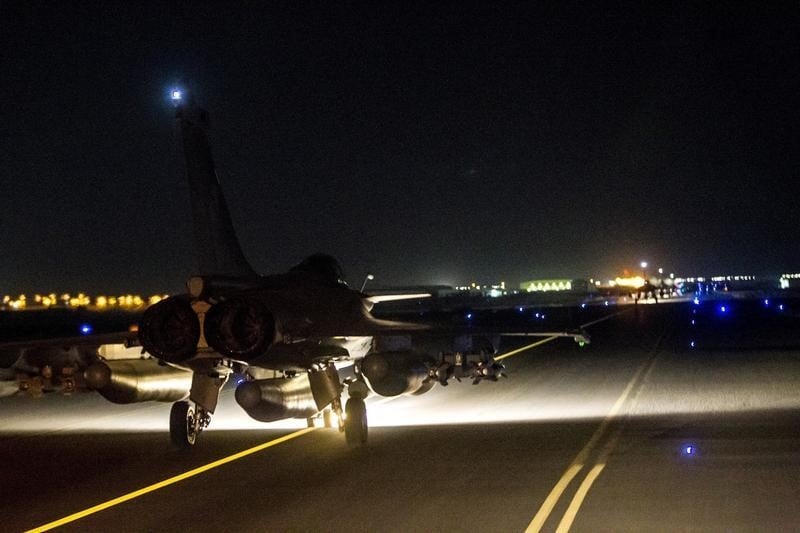 La france frappe rakka, fief de daech en syrie