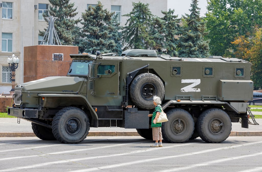 Photo d'archives d'un camion blinde de troupes pro-russes dans la ville de kherson