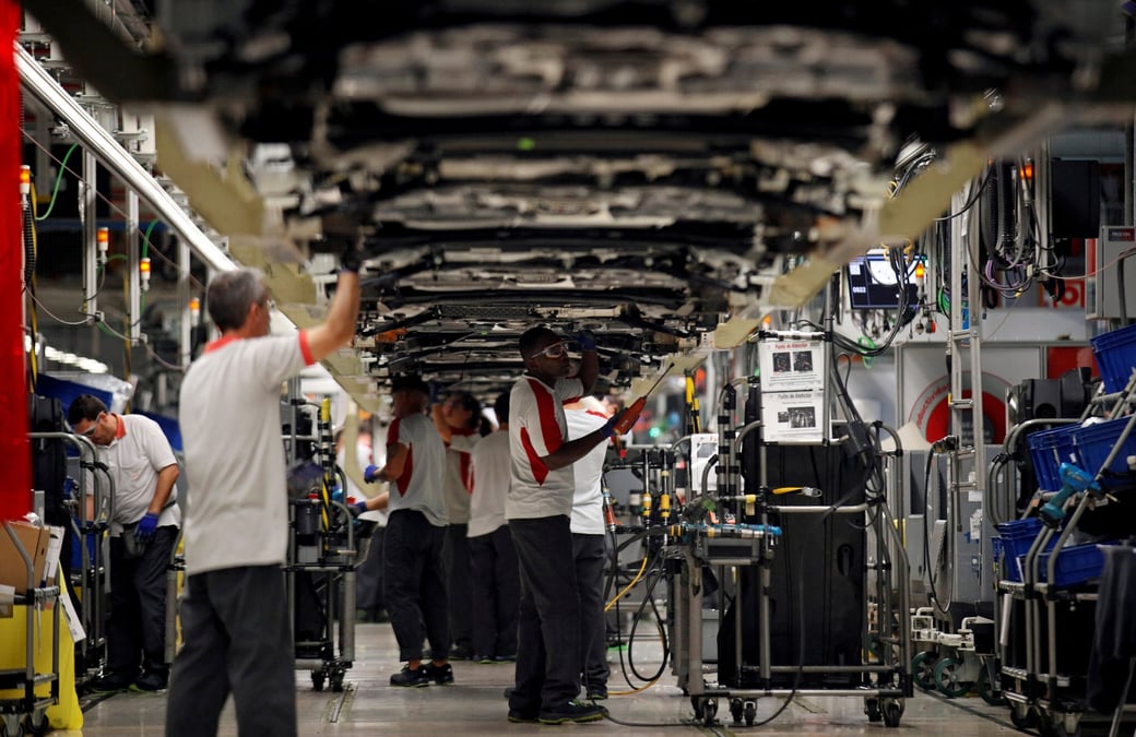 Des ouvriers travaillent dans une usine automobile a martorell, pres de barcelone, en espagne