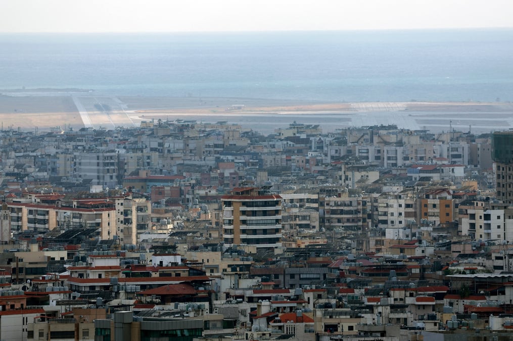 Vue de l'aeroport rafic al hariri et des banlieues sud de beyrouth