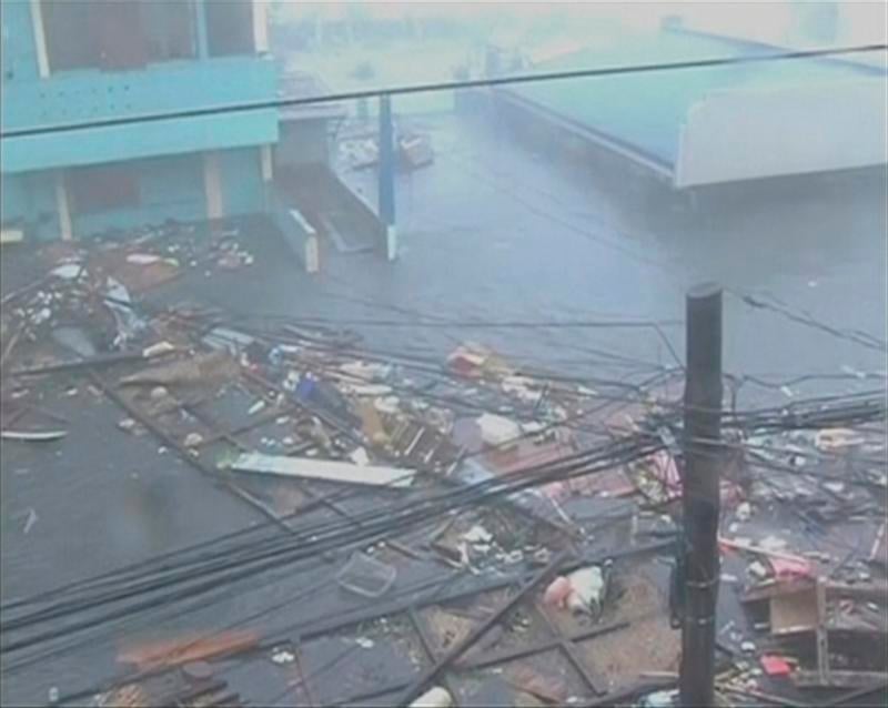 Le puissant typhon Haiyan balaye le centre des Philippines