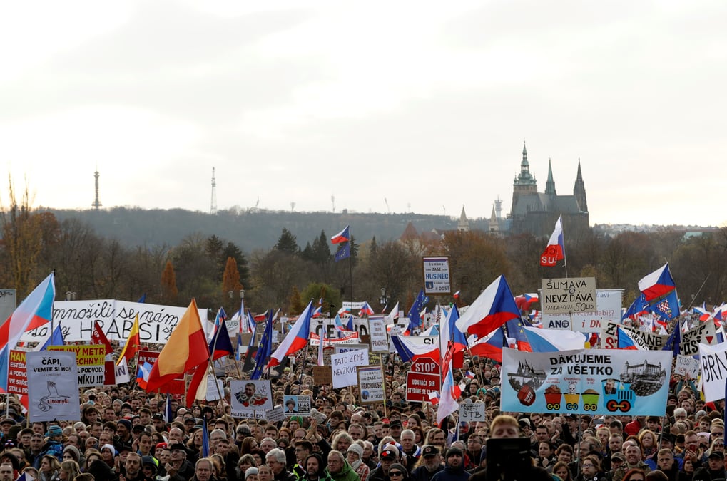 Grand rassemblement antigouvernemental a prague, trente ans apres la revolution de velours