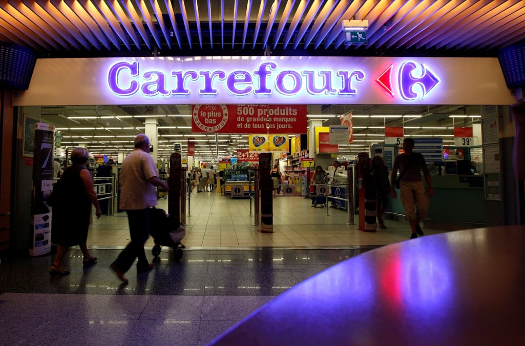 Carrefour prevoit de recruter 15.000 jeunes de la "generation covid" en france