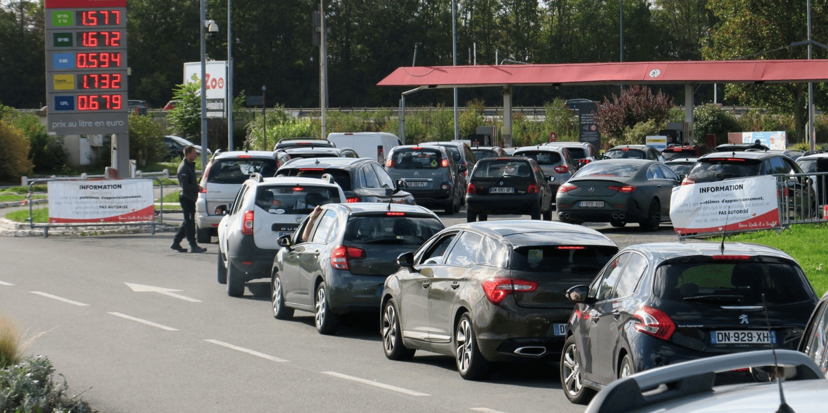 Des automobilistes font la queue pour remplir leur reservoir d'essence aux pompes de la station-service auchan de petite-foret