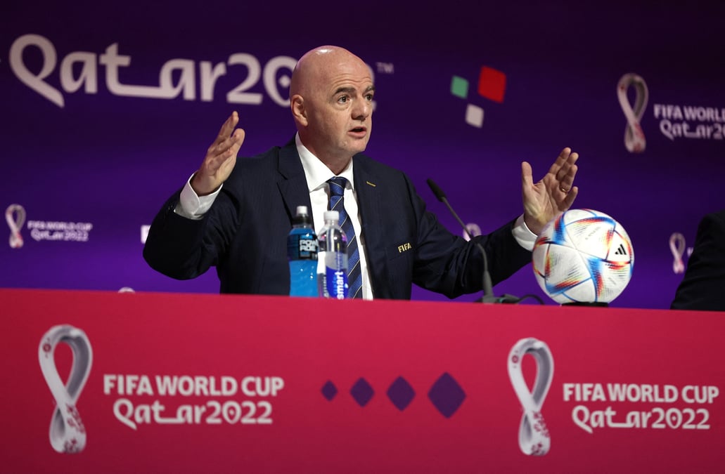 Le president de la federation internationale de football (fifa), gianni infantino, lors d'une conference de presse a doha, au qatar