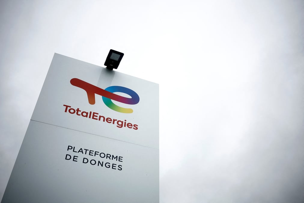 Le logo de totalenergies est visible dans la raffinerie du geant petrolier francais totalenergies a donges.