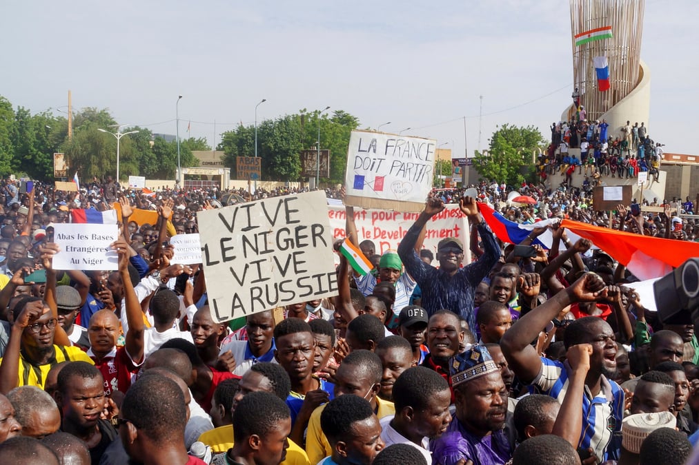 La manifestation avait débuté par une marche en direction de l'Assemblée nationale, la foule brandissant des drapeaux russes et nigériens.