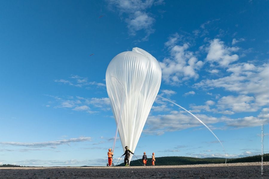 Fourni par l'usine d'Ayguesvives d'Hemeria près de Toulouse, ce ballon stratosphérique est capable de porter une charge utile de 900 kg à une altitude moyenne de 40 km.